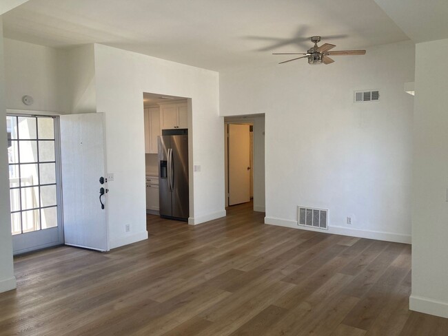 Building Photo - 2 Bedroom 2 Bathroom upper unit near Stran...