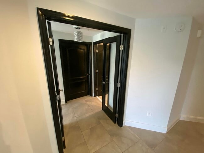 Building Photo - 400 Uno Lago Dr