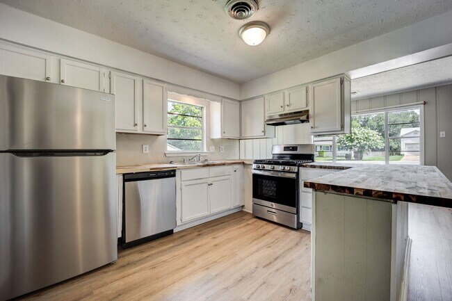 Primary Photo - Freshly Updated 3 Bedroom Home