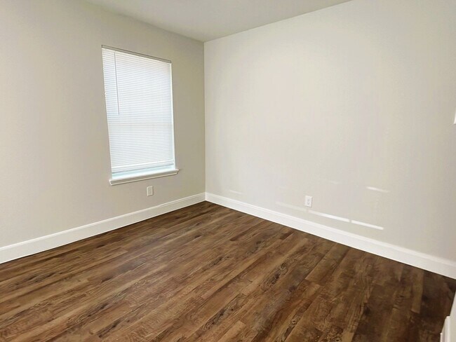 Building Photo - 711 S Houston Ave