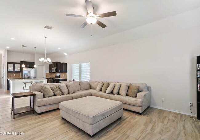 Building Photo - 13740 Villa Vista Ave
