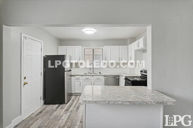 Building Photo - 4117 Thornton Ave