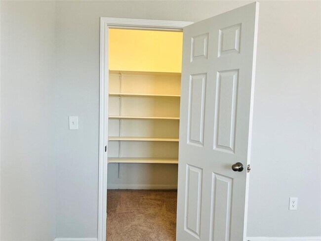 Building Photo - 136 MacArthur Dr