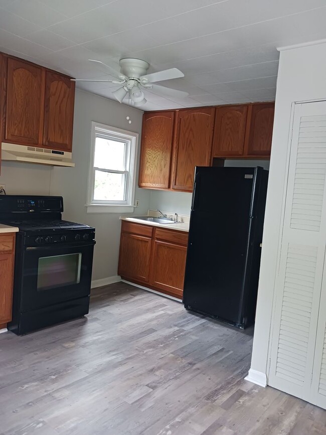 Building Photo - Newly Remodeled 4 bed 1 bath in Pleasant R...