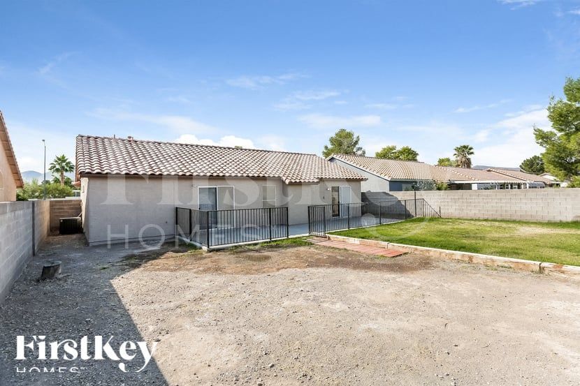 Building Photo - 1118 Sport of Kings Ave