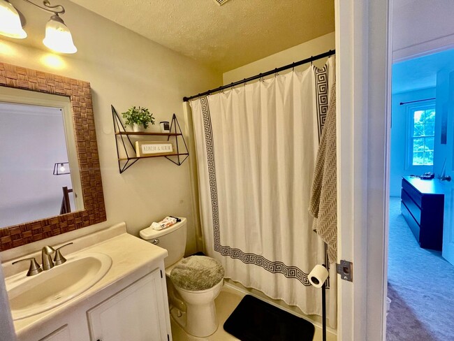 Building Photo - Charming and Spacious 3-Bedroom Home for R...