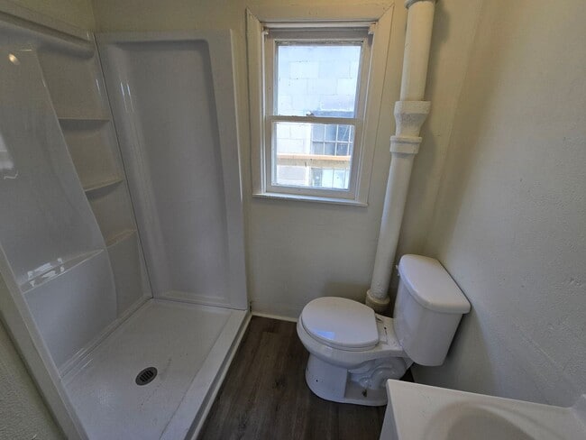 Building Photo - $850 - 1 Bed 1 Bath Home