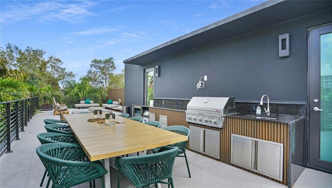 Building Photo - 3075 Mary St