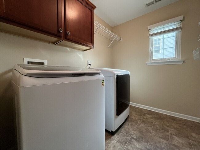 Building Photo - 2043 Covered Bridge Ct