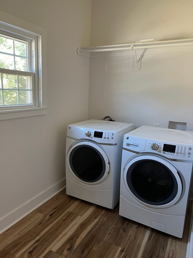 Building Photo - 1/1 Duplex Waco