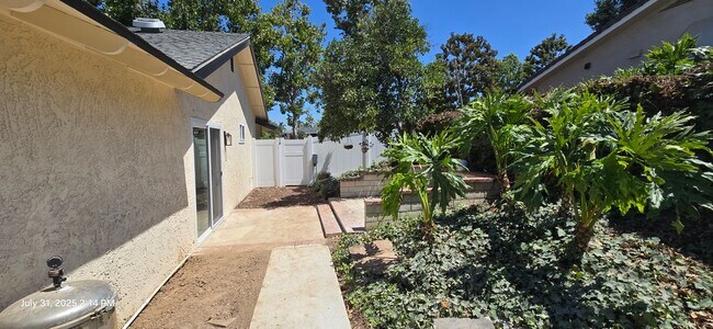 Building Photo - 3024 Sonrisa Dr