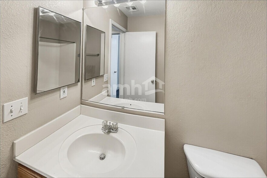 Building Photo - 2256 E Hazeltine Way