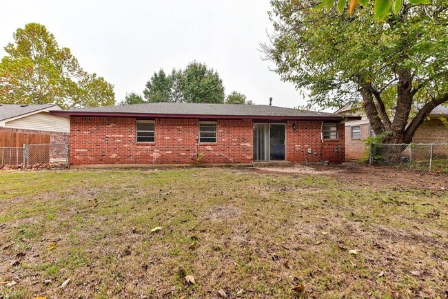 Building Photo - 1333 E Brooks St