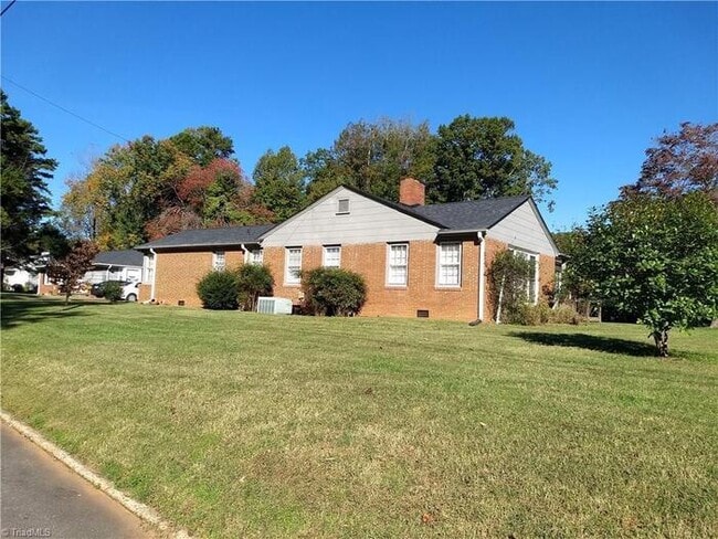 Building Photo - 206 Ridgewood Dr