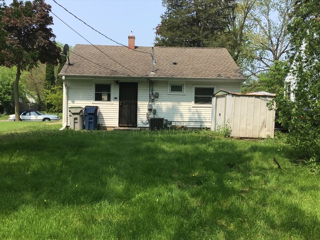 Building Photo - 2 bedroom single family home
