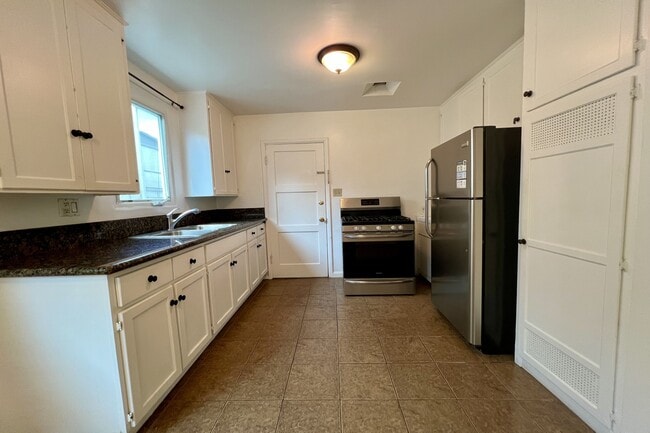 Building Photo - 1345 Masselin Ave