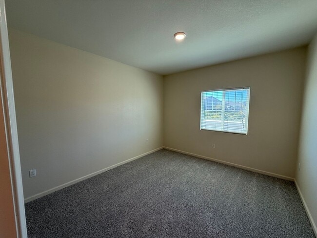 Building Photo - Single story home in with large backyard!