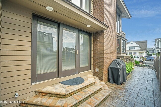 Building Photo - 8 Ortley Ave