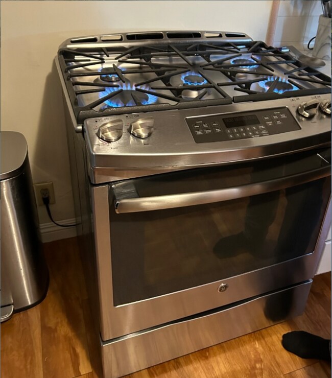 Building Photo - 867 W 9th St