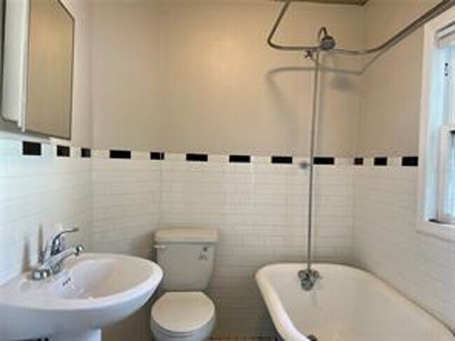 Building Photo - 2 Bedroom / 1 Bath Sanford Apartment Avail...