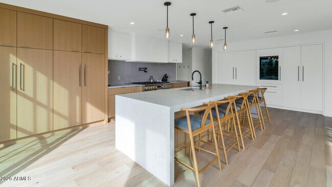 Building Photo - 6039 E Calle Camelia