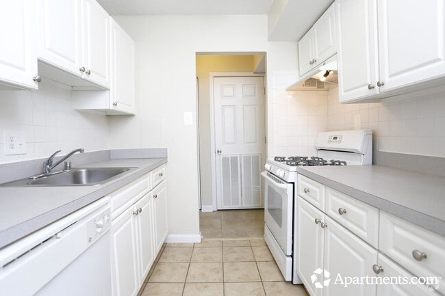 Kitchen - Avondale Overlook