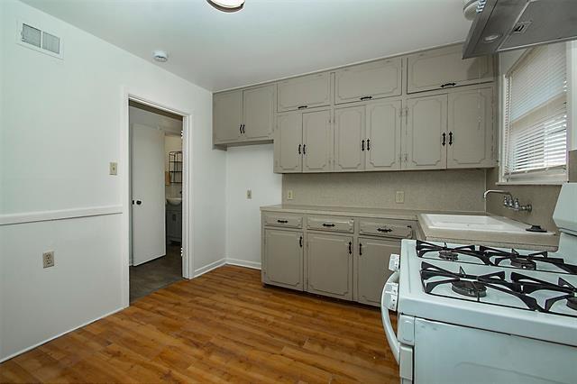 Building Photo - 1925 Hilltop Dr