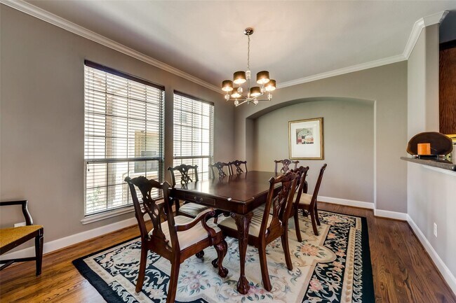 Building Photo - 1113 Peveto St