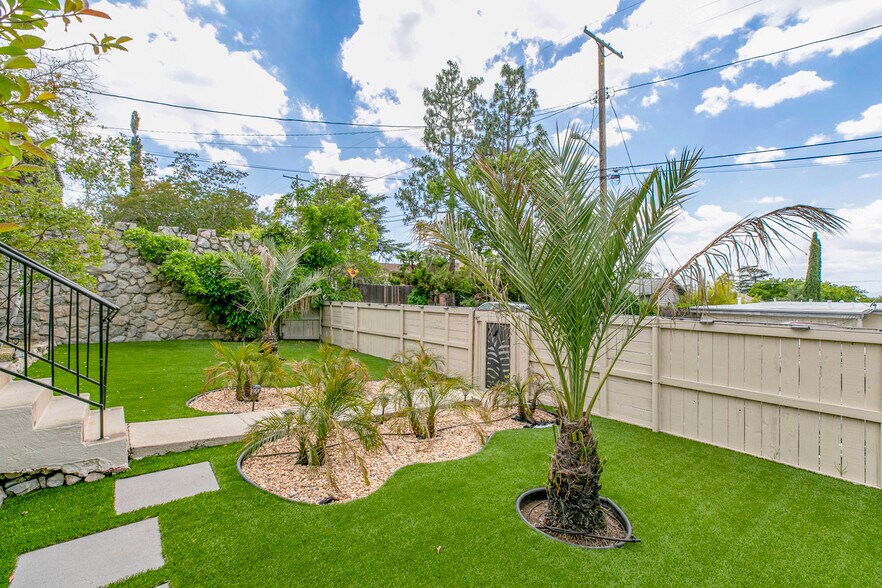 Building Photo - 10630 Samoa Ave