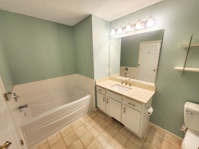 Building Photo - 3BR 2BA End unit Townhome in Stillwater - ...