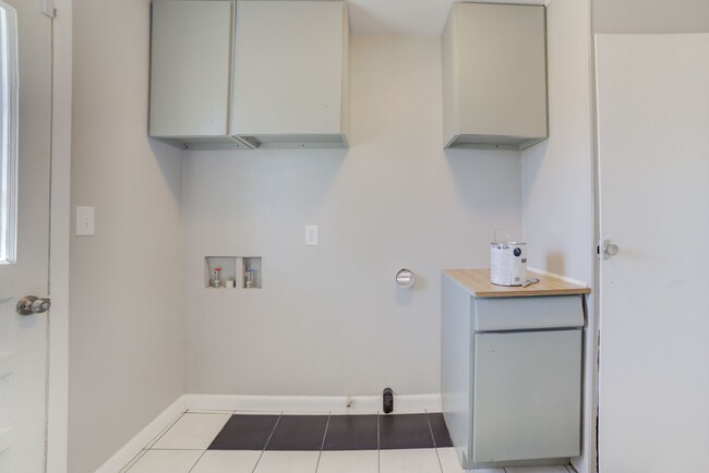 Building Photo - Gorgeous Midtown 3 Bedroom Remodel!