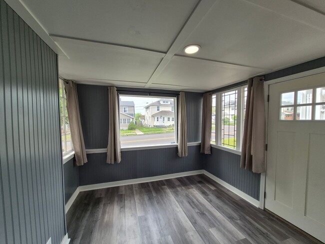 Building Photo - Get this adorable 3-bedroom 2 full bath ho...