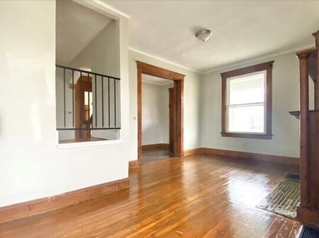 Building Photo - 287 Earnshaw Ave