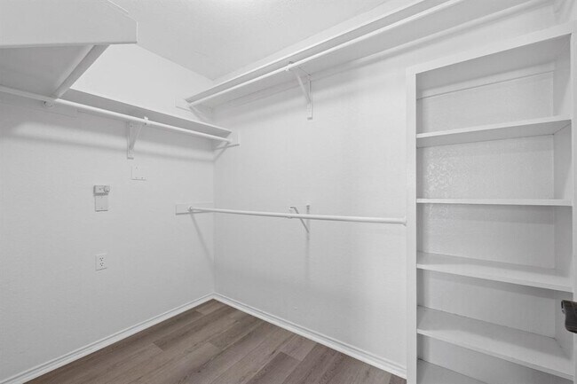 Building Photo - 4711 Spicewood Springs Rd
