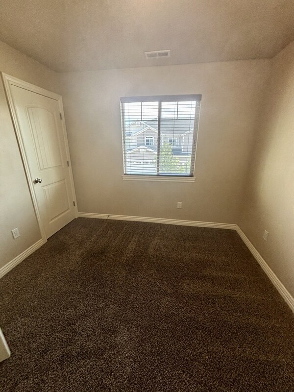 Building Photo - 215 1135 S