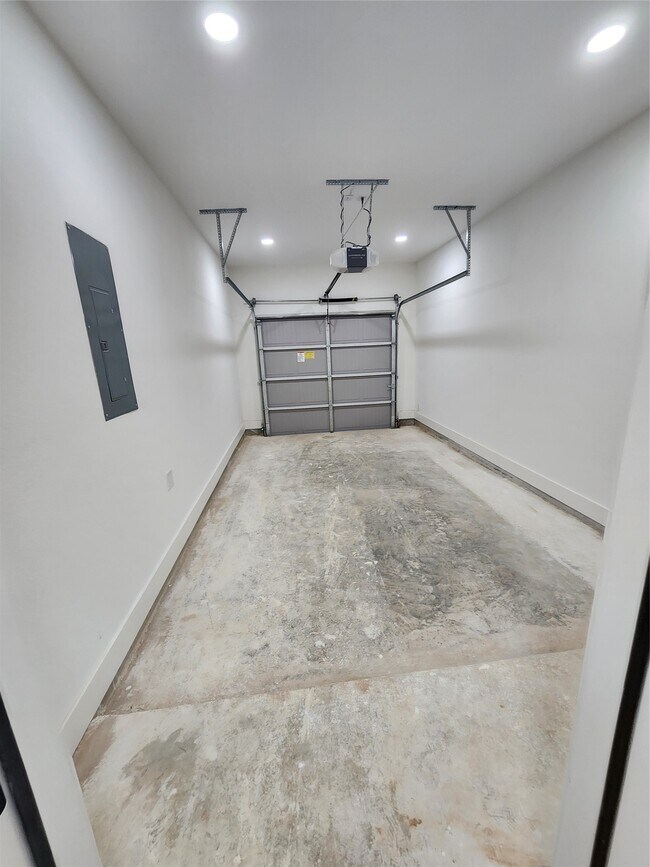 Building Photo - 650 Everett St