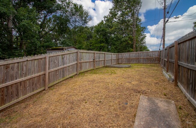 Building Photo - Midtown Living with Modern Conveniences – Prime Little Rock Location!