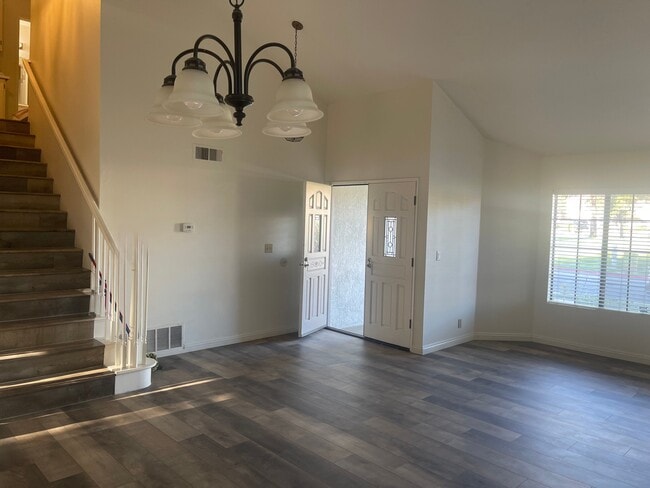 Building Photo - 2215 Lobelia Ave