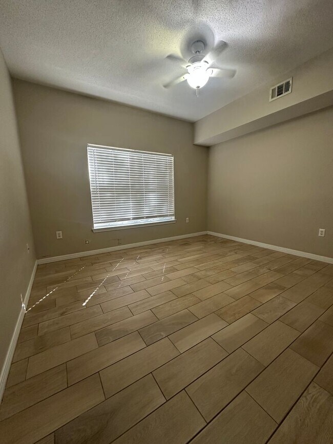 Building Photo - Quiet Condo at The Oaks at Niceville