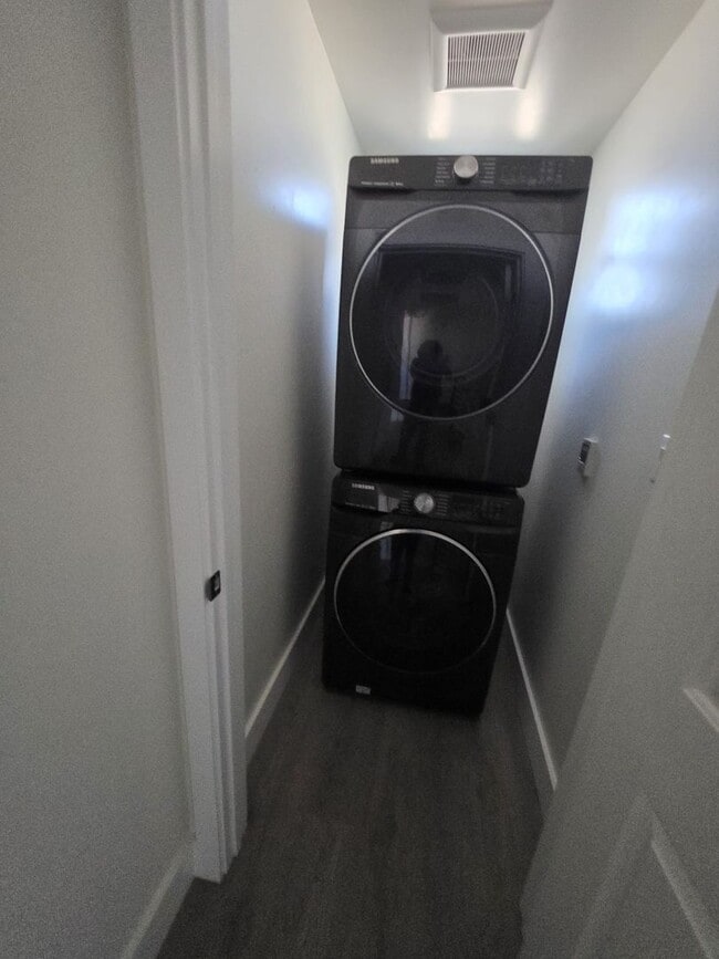 Building Photo - 2130