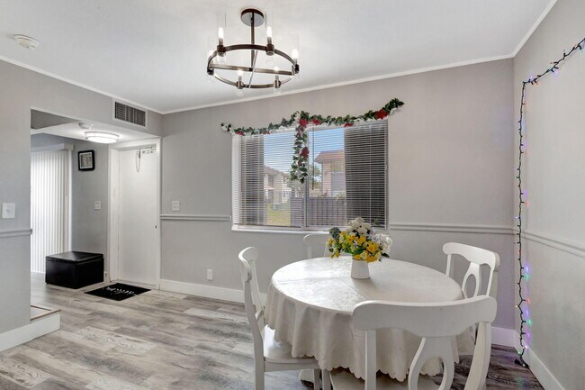 Building Photo - 2110 Sherwood Forest Blvd