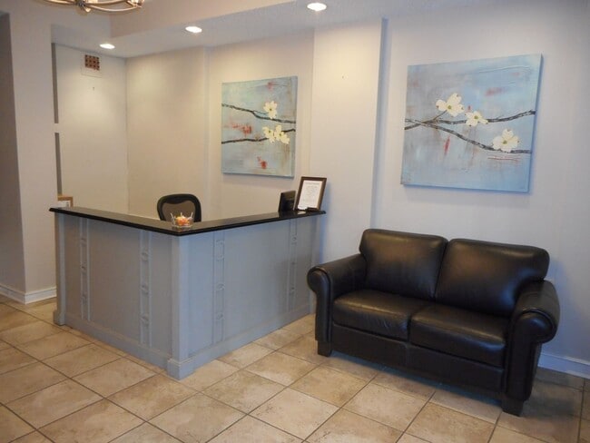 Building Photo - Spacious One Bedroom Condo In the Heart of Dupont - 17th/New Hampshire.