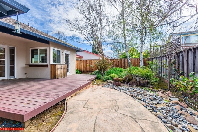 Building Photo - Beautiful Home | Attached ADU Suite | Desirable Location