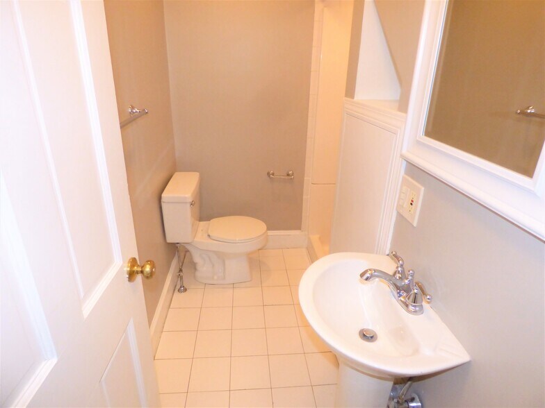 Building Photo - 10 Stearns St