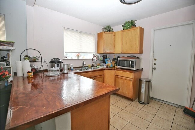 Building Photo - 204 Deerfield Park Dr