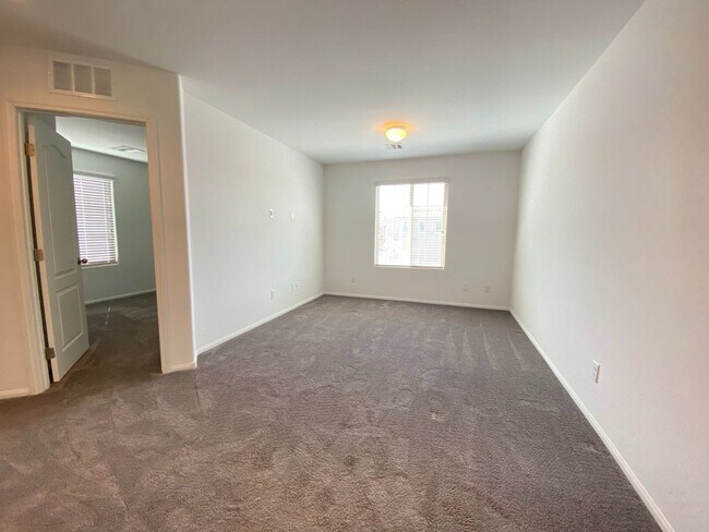 Building Photo - Gorgeous Home in Gated Community!