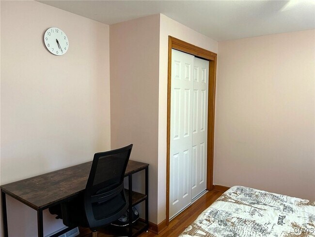 Building Photo - 302 Oakridge Dr