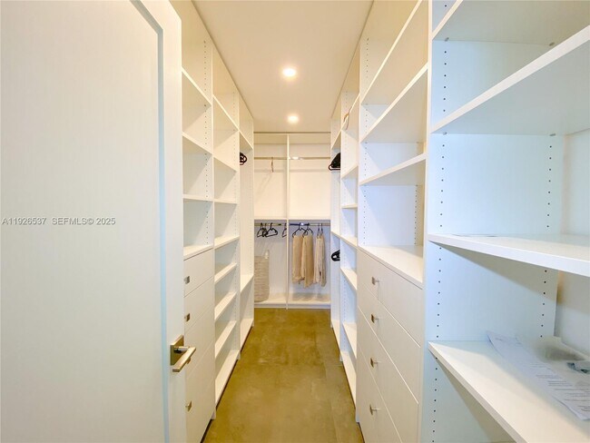 Building Photo - 100 Bayview Dr