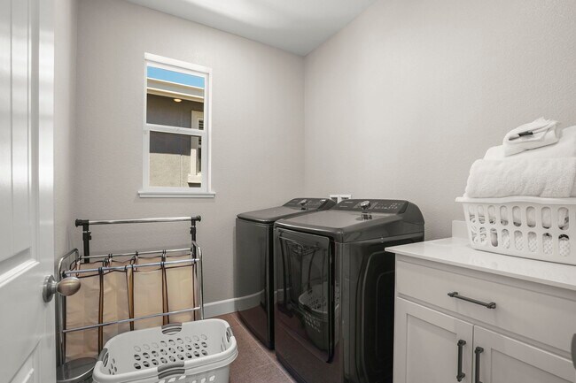 Building Photo - 3893 Villa Vista Pl