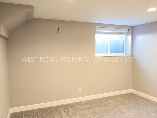 Building Photo - 4625 SW Pendleton St